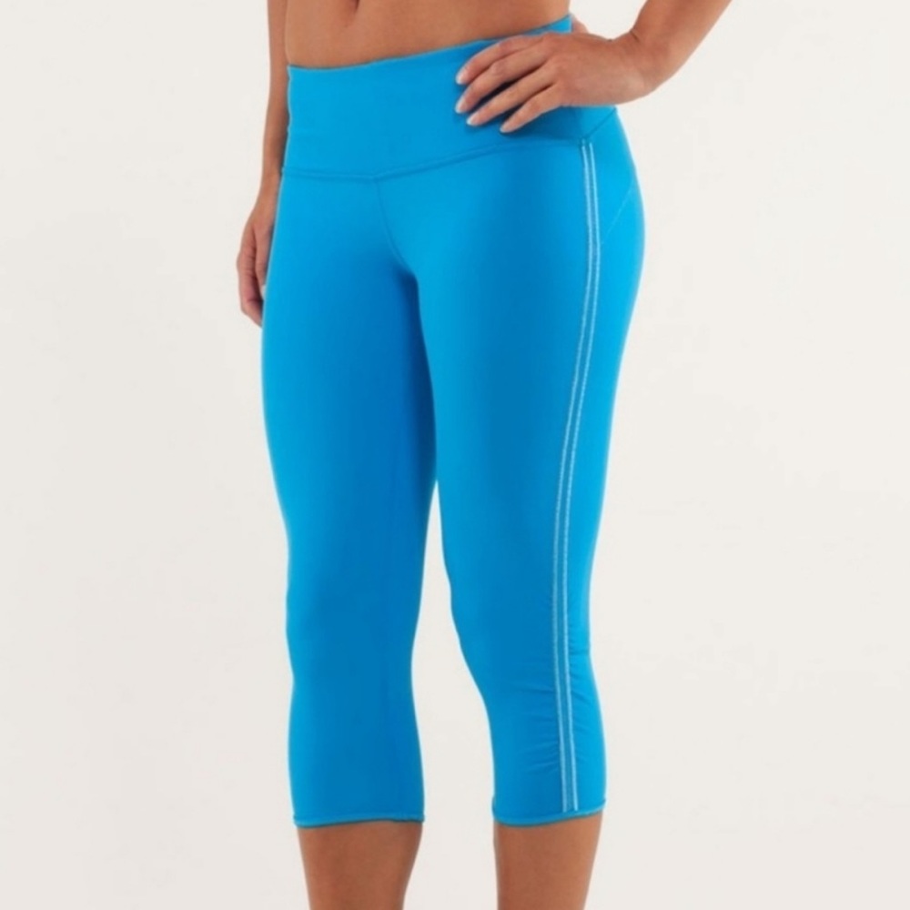 Lululemon Power Flow Crop Legging in Beach Blanket Blue/Aquamarine Size 4 • $78